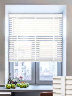 Clean White Wood Grain Faux Wood Venetian Blind With Tapes